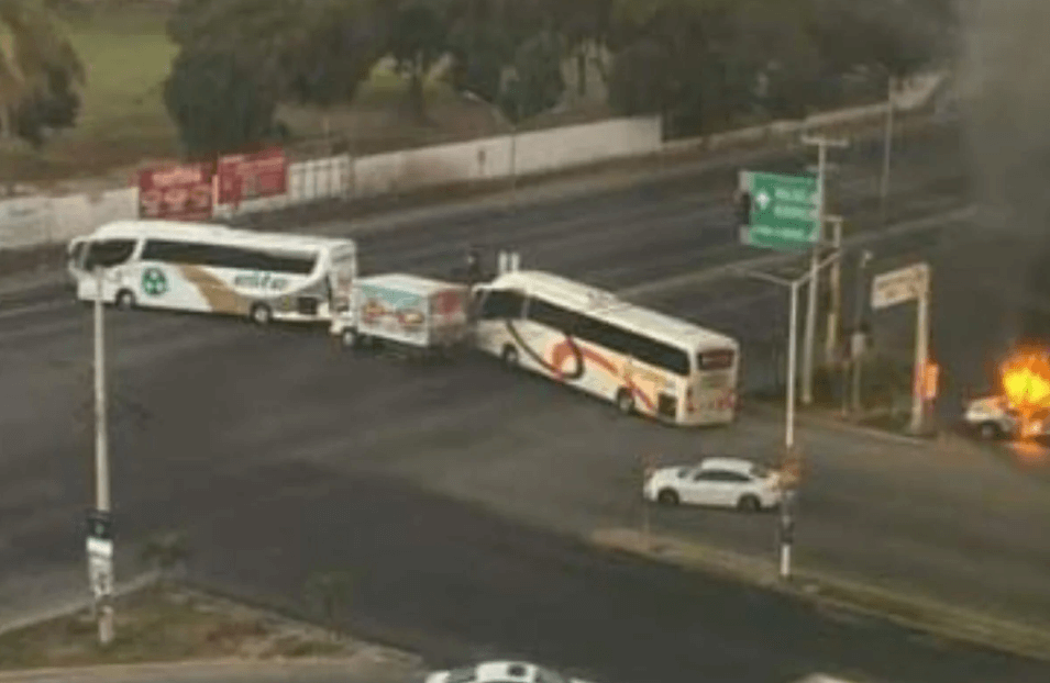 Por bloqueos y balaceras en Culiacán autoridades piden no salir y