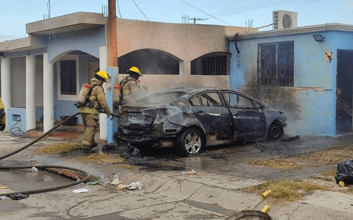 Misterioso Incendio De Auto Cuando Estaba Estacionado En Una Vivienda