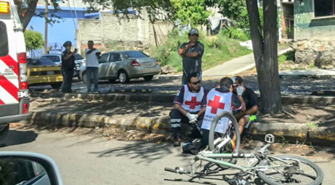 Trabajadores de la CFE arrollaron a un ciclista; vecinos pidieron justicia