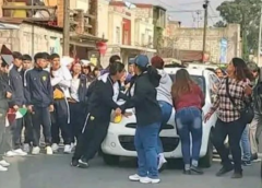 Buscan a mujer que atropelló en Chalco a niño que participaba en desfile y se dio a la fuga