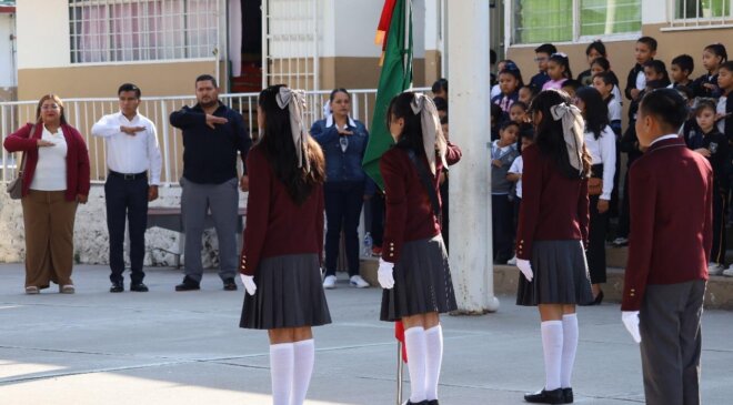 TANIA VALDEZ CUELLAR, ENTREGA APOYO A ESCUELA PRIMARIA LÁZARO CÁRDENAS DURANTE HONORES A LA BANDERA EN SAN MATEO PRIMERA SECCIÓN