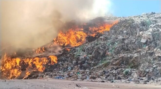 Bomberos y elementos de PC sofocaron voraz incendio en un terreno que era utilizado como basurero clandestino en Atotonilco