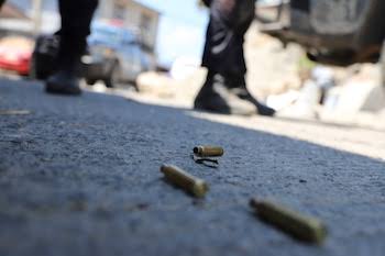 Dos hombres fueron acribillados a balazos y quedaron tirados junto a una motocicleta en una comunidad de Tezontepec