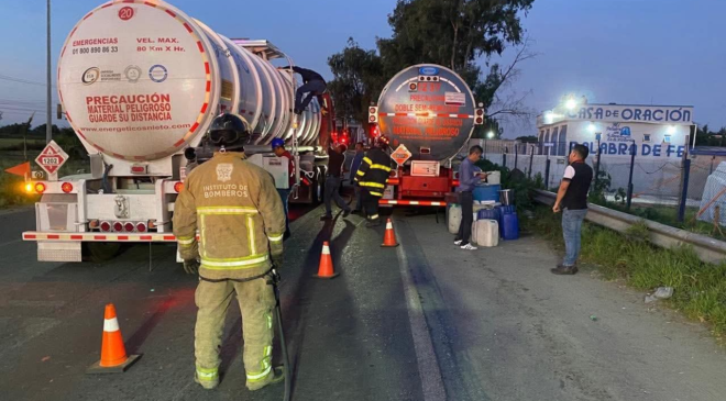Conductores afectados por fuga de diésel de un tanque de tráiler; se cerró la carretera Tula-Tlahuelilpan para arreglar el desperfecto