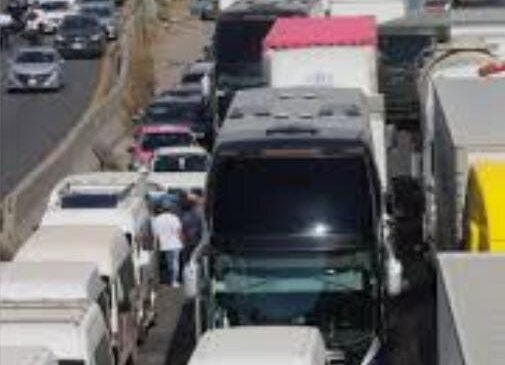 Chofer de tráiler falleció de un infarto en la México-Querétaro; se recomienda tener precaución ya que hay enormes filas a la altura del parque industrial de Tepeji