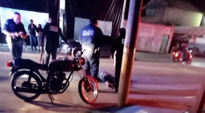 Un ciudadano recibió tres disparos de arma de fuego en los pies, cuando sujetos desconocidos dispararon afuera de un bar en Atotonilco