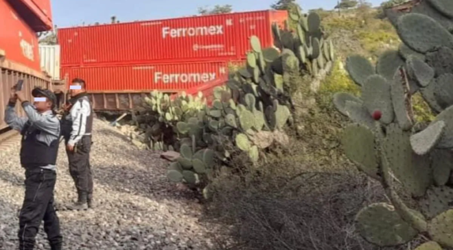 Aparatoso accidente en las vías de Atotonilco; el tren impactó un camión y lo dejo volcado en un canal de aguas negras