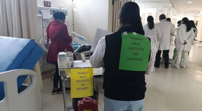 Trabajadores del ISSSTE en Oaxaca se colocan mensajes en la espalda para denunciar falta de insumos y medicamentos