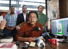 Marx Arriaga suma segunda noche en la SEP entre transmisiones, tamales y barbacoa; mantiene plantón por libros de texto