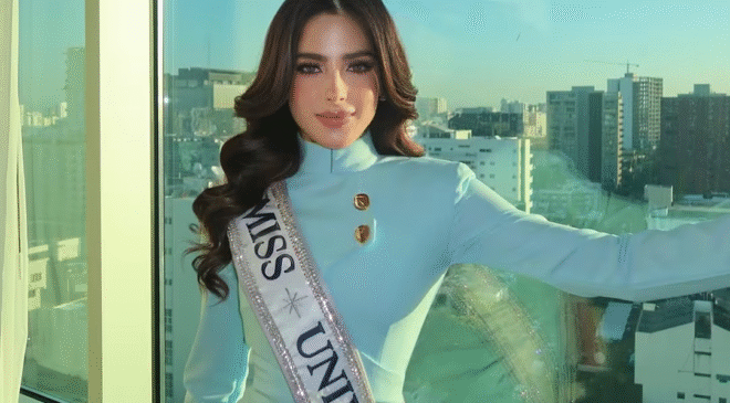 Fátima Bosch se desploma durante desfile en Ecuador