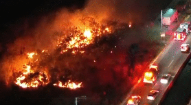 Voraz incendio consume 400 metros cuadrados en Río Santa Catarina, cierran carril en Avenida Constitución 