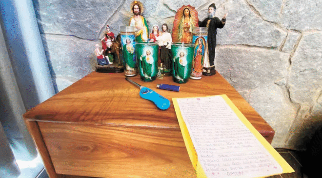 «Caerán a tu lado mil, y diez mil a tu diestra; mas a ti no llegará»; el irónico Salmo bíblico hallado en el refugio de «El Mencho»