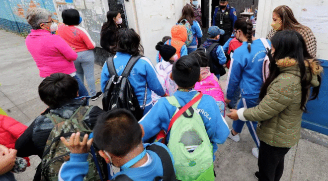 Padres apoyan prohibir celulares en las escuelas; «generan adicción»