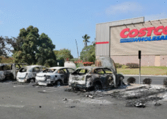 Más de 30 vehículos permanecen calcinados afuera de Costco en Puerto Vallarta tras muerte de «El Mencho»; turistas acuden a tomarse fotos