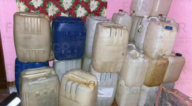 Decomisaron huachicol y armas en inmueble de compra-venta de drogas e hidrocarburo en la localidad de Panuaya municipio de Tezontepec