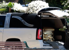 Llega el ataúd dorado de «El Mencho» a su morada final en Zapopan; lo reciben con banda