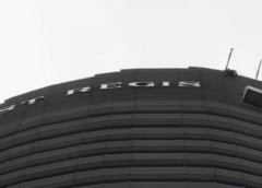 Falla en andamio deja a trabajador suspendido entre los pisos 34 y 39 del Hotel St. Regis; rescatistas logran salvarlo