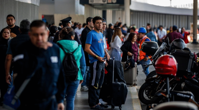 Taxistas del AICM ganan hasta 80% del viaje; usuarios prefieren Uber por tarifas más bajas