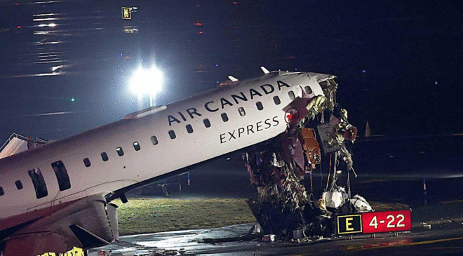 Choque de un vehículo y un avión en aeropuerto de NY deja dos muertos