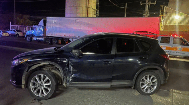 Joven conductor chocó contra un vehículo en una comunidad de Tezontepec y para evitar afrontar los daños huyó del lugar