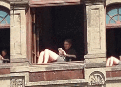 Ella es Florencia Franco, alta funcionaria de Hacienda que tomó el sol en ventana de Palacio Nacional; sueldo anual asciende a un mdp