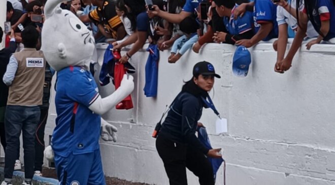 El regreso del equipo Cruz Azul al estadio 10 de Diciembre se realizó entre porras, entusiasmo y alegría