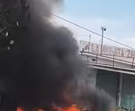 Solo quedaron fierros retorcidos de un auto y una motocicleta que se calcinaron en una vivienda en Tepeji