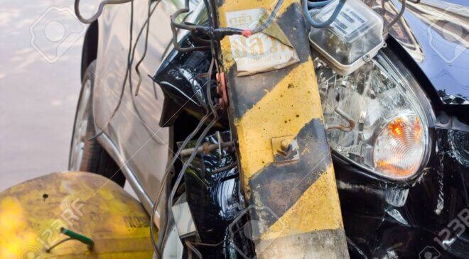 Estrepitoso accidente en la Tula-Tepeji; conductor se subió al camellón y tumbó un poste de luz.