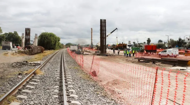 Campesinos pararon por unas horas los trabajos que se realizan en el proyecto de el tren México-Querétaro en Tula porque tenían obstruidas son zanjas de riego; llegaron a acuerdos