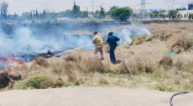 Bomberos sofocaron incendio cerca de las instalaciones de la CFE en Atitalaquiia