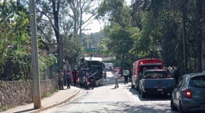 Autobús de pasajeros embiste a 7 autos en Valle de Bravo; deja varios lesionados y 3 viviendas afectadas