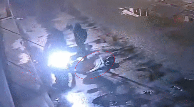 Cámaras captan momento en que dos motociclistas abandonan cuerpo de hombre en colonia Ahuizotla, Naucalpan; autoridades investigan