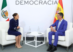 La Presidenta Claudia Sheinbaum propuso en la IV Cumbre en defensa de la democracia en Barcelona, España, destinar 10% del gasto mundial en armamento a programa global de reforestación y declaración en contra de la intervención militar en Cuba