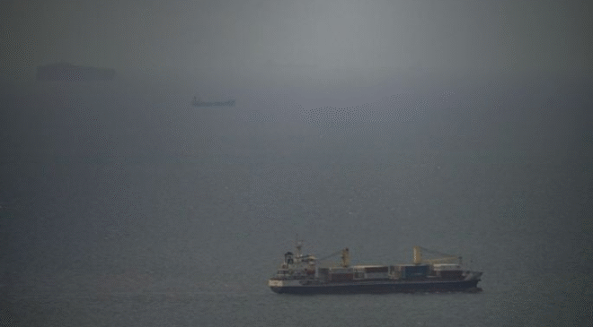 Trump ordena abrir fuego contra cualquier embarcación de Irán que mine el estrecho de Ormuz