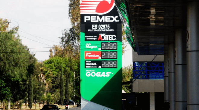 Sheinbaum y gasolineros acuerdan bajar precio del diésel a 28.30 pesos el litro