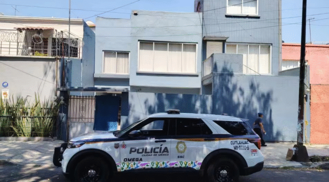 Familiares de víctimas del multihomicidio en Azcapotzalco hacen guardia afuera del inmueble; esperan a que Fiscalía coloque sellos