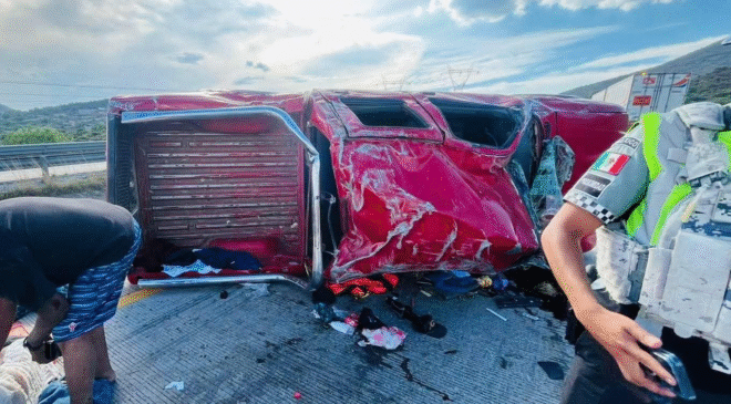 Aparatosa volcadura de camioneta en el Arco Norte dejó dos niños heridos y un hombre; tuvieron que ser llevados a hospitales de Pachuca