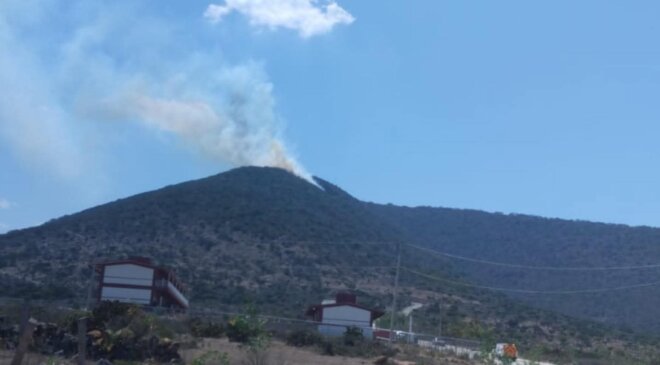 Cuatro días lleva quemándose un cerro en San Ildefonso y no han logrado apagarlo por completo; la población cercana ya apoya a los bomberos