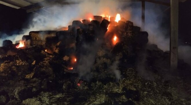 Fuerte incendio quemó pacas de zacate en una bodega en Santa Ana Ahuehuepan
