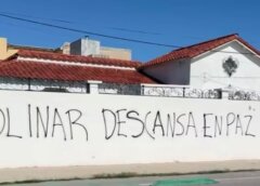 Vandalizan casa del senador de Morena, Javier Corral en Ciudad Juárez; dejan mensajes y arreglo funerario afuera del inmueble