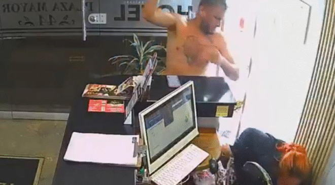 Extranjero golpea brutalmente a trabajadora de hotel por no entrar en su habitación