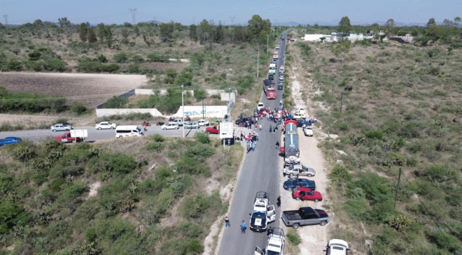 Alerta a conductores por bloqueo de habitantes de la presa Endho sobre la carretera a Macua; hay que tomar vías alternas