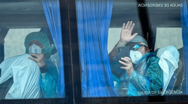 Llega a Madrid el primer avión con personas evacuadas del crucero en donde se registró el brote de hantavirus