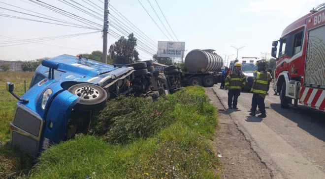 Volcadura de pipa cargada de turbosina dejó cuantiosos daños; se accidentó en la colonia El Llano de Tula