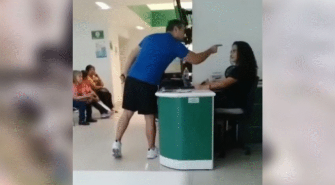 ‘Te meto en una bolsa y te mato’: sujeto lanza amenazas de muerte a empleada del IMSS