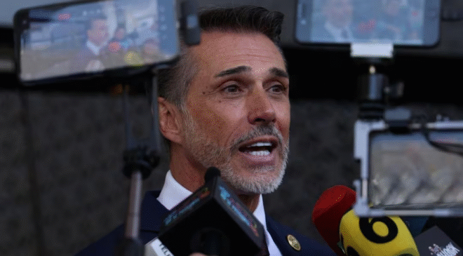 Sergio Mayer denuncia que «maltrato» en Morena lo hizo renunciar; afirma que seguirá votando a favor de la 4T