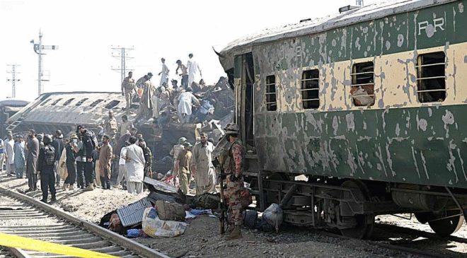 Pakistán: atentado-bomba contra un tren deja decenas de muertos