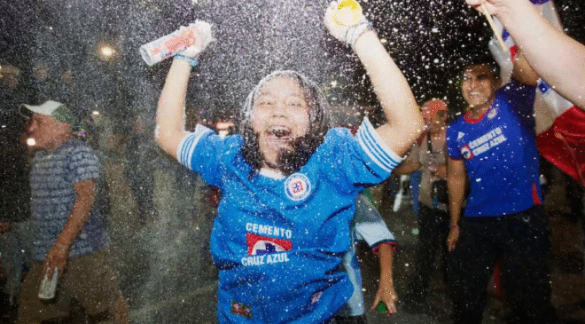 Aficionados del Cruz Azul festejan campeonato en el Ángel de la Independencia; policía de la CDMX implementa operativo