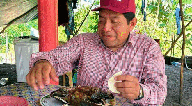 Dirigente de Morena, Antonio Silván presume foto comiendo una tortuga guao, especie protegida