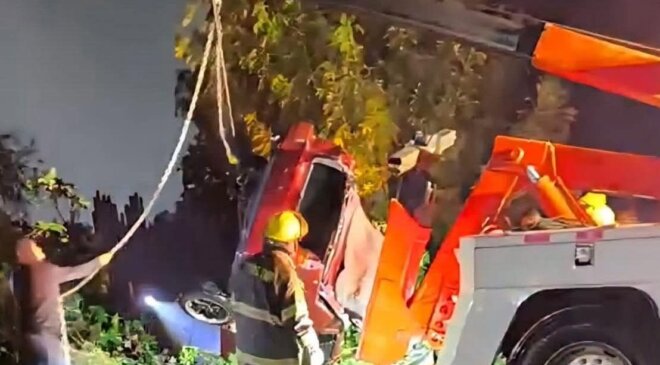 Conductor quedó atrapado y murió en su auto al caer a un canal de aguas negras en la colonia El Llano en Tula